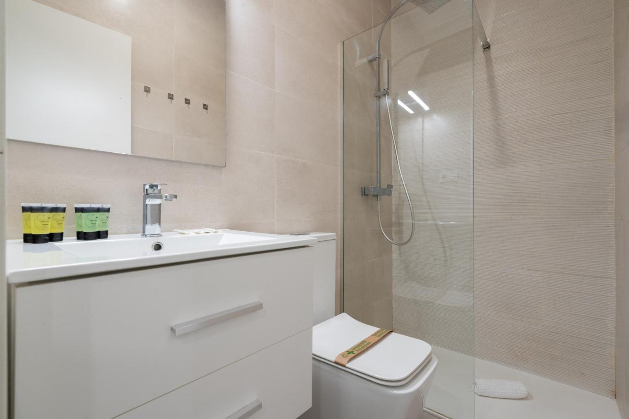 Apartamentos Reformados En Metro Pacifico Alquiler Temporal Madrid Exterior foto